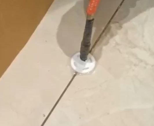 天河瓷砖空鼓维修公司专业解答瓷砖在铺贴过程中，如果没有涂抹均匀到位的粘结材料（如水泥砂浆或瓷砖胶），可能会导致以下问题
